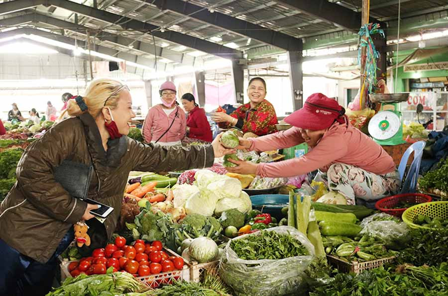  Tiểu thương và người dân vui vẻ mua bán tại chợ Kbang. Ảnh: N.S