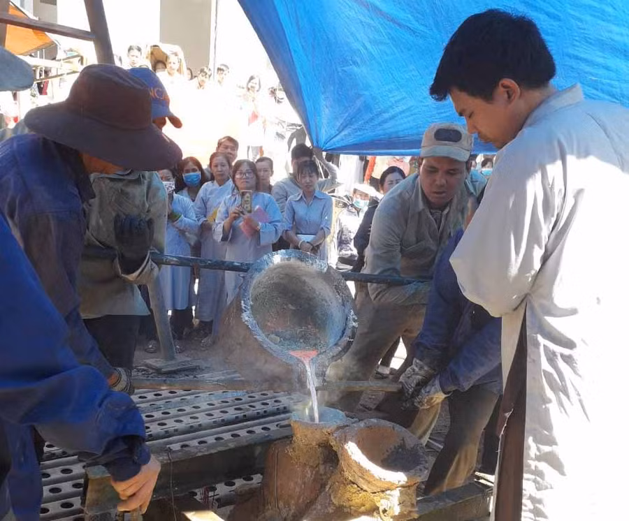 Nghi lễ rót đồng tại chùa Bửu Minh. Ảnh: Đinh Yến 