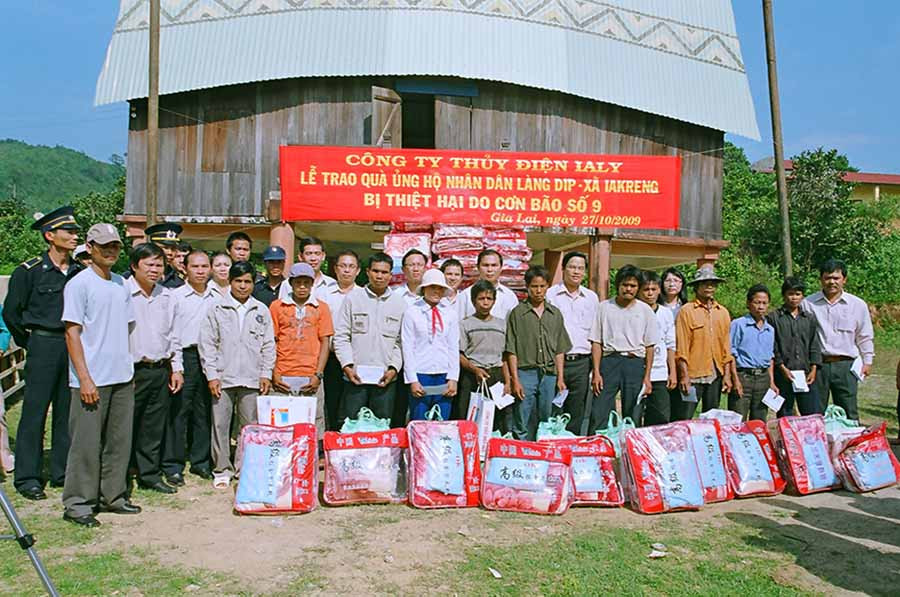 Ủng hộ đồng bào bị lũ lụt.