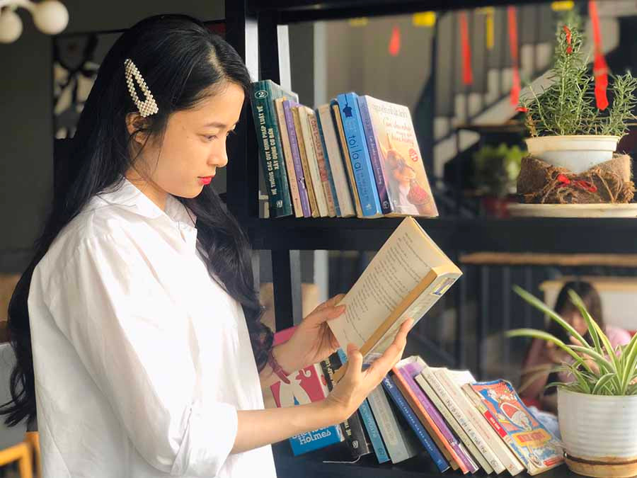 Khách hàng lựa chọn sách tại quán cà phê Wakeup (đường Phù Đổng- TP. Pleiku). Ảnh: Trần Dung Khách hàng lựa chọn sách tại quán cà phê Wakeup (đường Phù Đổng- TP. Pleiku). Ảnh: Trần Dung