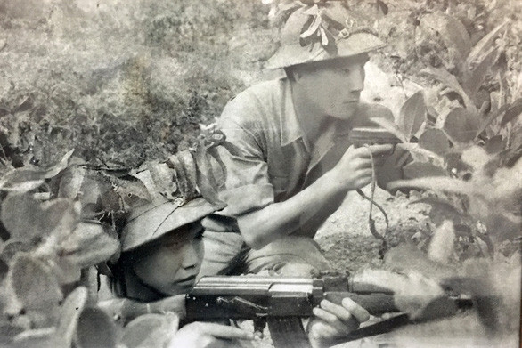 Ông Hà Đăng Ninh (phải) chỉ huy đơn vị chiến đấu tại biên giới Lạng Sơn tháng 2-1979 - Ảnh: MY LĂNG chụp lại