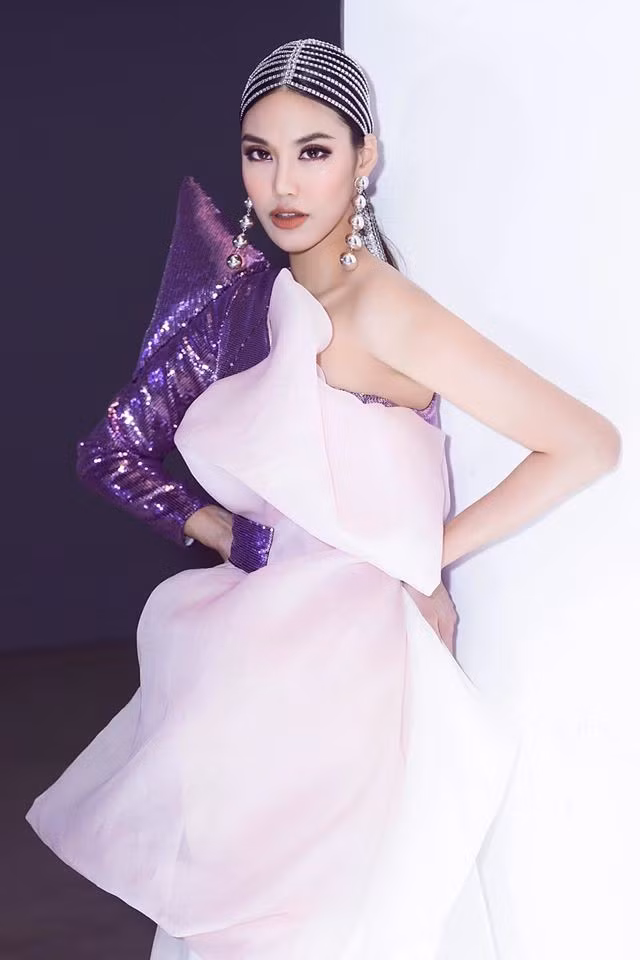 Trong lần hiếm hoi trở lại với sàn diễn thời trang sau khi sinh con, Lan Khuê 'chơi trội' khi hoá thân thành nữ thần với mái tóc đính đá lấp lánh cầu kỳ.