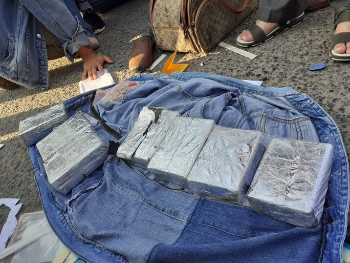 Tang vật vụ án là 14 bánh heroin Tang vật vụ án là 14 bánh heroin