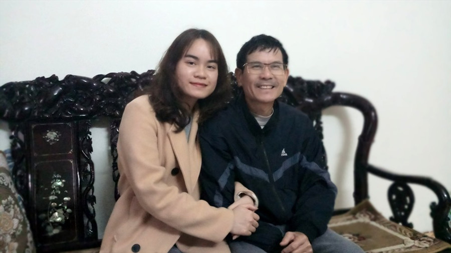  Thanh Ngọc bên người bố của mình trước ngày xuất quân. Ảnh: Quách Du 