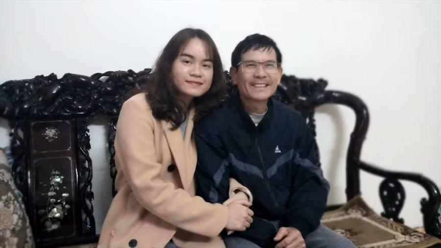  Thanh Ngọc bên người bố của mình trước ngày xuất quân. Ảnh: Quách Du 