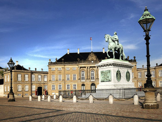 Cung điện Amalienborg ở thủ đô Copenhagen, Đan Mạch được chọn làm nơi ở mùa đông cho hoàng gia nước này. Công trình được thi công vào những năm 1750. Ảnh: Shutterstock. Cung điện Amalienborg ở thủ đô Copenhagen, Đan Mạch được chọn làm nơi ở mùa đông cho hoàng gia nước này. Công trình được thi công vào những năm 1750. Ảnh: Shutterstock.