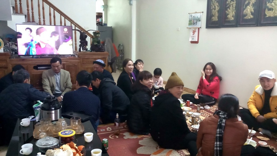 Gia đình tổ chức bữa cơm thân mật cho Thanh Ngọc trước ngày lên đường. Ảnh: Quách Du 