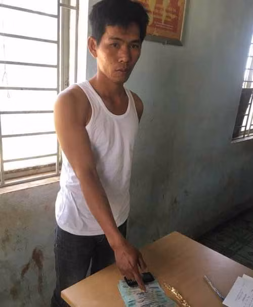 Đối tượng Giang và tang vật của vụ án. Ảnh: Văn Ngọc