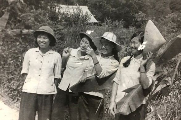 Cô sinh viên Lê Thu Thủy (đầu tiên, từ trái qua) cùng sinh viên Trường ĐH Sư phạm Hà Nội lên biên giới hát động viên bộ đội năm 1979 - Ảnh: MY LĂNG chụp lại