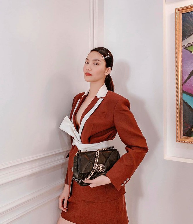 Cùng một mẫu túi hàng hiệu, Lan Khuê chứng tỏ sự cao tay của mình khi phối với nhiều trang phục khác nhau. Vẫn là chiếc túi đen sành điệu, lần này lại trở thành tâm điểm của bộ vest màu đỏ với điểm nhấn là chiếc thắt lưng bằng vải màu trắng ở eo. Cùng một mẫu túi hàng hiệu, Lan Khuê chứng tỏ sự cao tay của mình khi phối với nhiều trang phục khác nhau. Vẫn là chiếc túi đen sành điệu, lần này lại trở thành tâm điểm của bộ vest màu đỏ với điểm nhấn là chiếc thắt lưng bằng vải màu trắng ở eo.