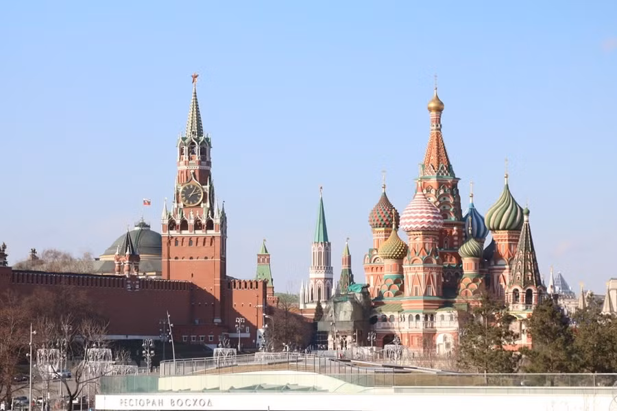 Nhà thờ Thánh Basil (phải) nằm trên Quảng trường Đỏ, cạnh tháp canh Spasskaya nổi tiếng của Điện Kremlin. (Ảnh: Duy Trinh/TTXVN) Nhà thờ Thánh Basil (phải) nằm trên Quảng trường Đỏ, cạnh tháp canh Spasskaya nổi tiếng của Điện Kremlin. (Ảnh: Duy Trinh/TTXVN)