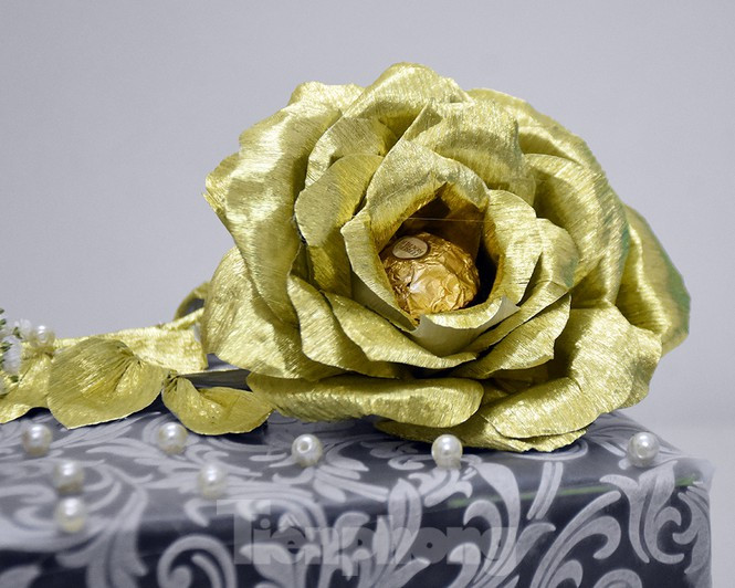 Các chàng trai, cô gái có thể mua tặng một nửa của mình khăn quàng, ví cầm tay, nước hoa hay bộ mỹ phẩm và kết hợp với hộp quà Vườn địa đàng ấn tượng này. Một đóa hồng bằng giấy ánh vàng bung nở bao xung quanh viên chocolate ngọt ngào. Hai trái táo tượng trưng cho khu vườn bí mật của Adam và Eva, như một lời mời gọi bí ẩn của tình yêu. Có thể nói, hộp quà này ấn tượng đến nỗi người được tặng chắc sẽ không nỡ xé bỏ lớp giấy bọc ngay lập tức