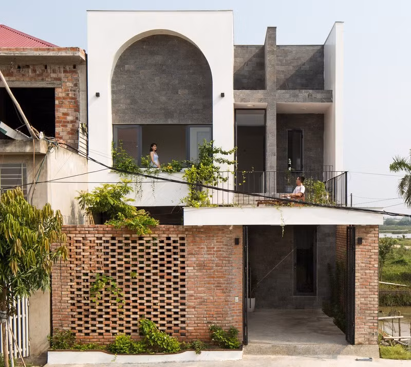 Ngôi nhà được xây dựng bằng các vật liệu cơ bản như bê tông và gạch nung có sẵn tại địa phương, giúp tối ưu hóa ngân sách.