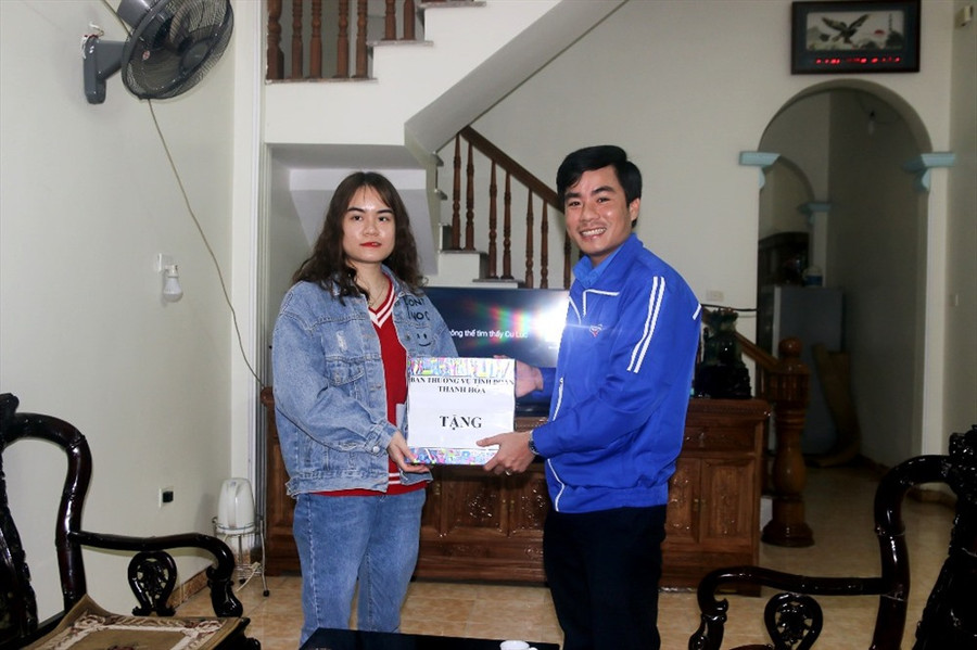  Đại diện Tỉnh đoàn Thanh Hóa đến động viên và tặng quà cho nữ tân binh Trần Thị Thanh Ngọc. Ảnh: Anh Tuân 