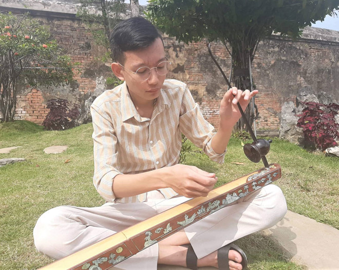 Việt Anh tham gia biểu diễn đàn bầu tại Đại nội Huế