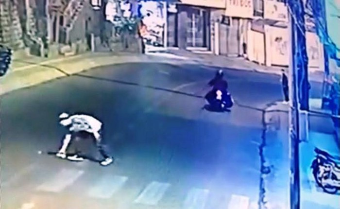 Đối tượng nhặt cục đá sau khi ném thẳng vào xe con đang lưu thông.