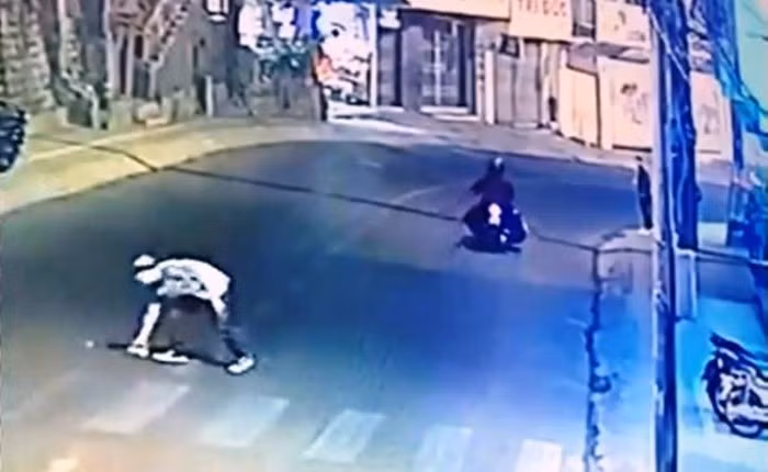 Đối tượng nhặt cục đá sau khi ném thẳng vào xe con đang lưu thông.