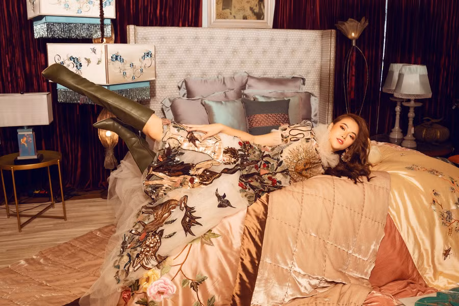  Phương Khánh tin tưởng học và tự học là con đường ngắn nhất dẫn tới thành công. Tri thức tồn tại mãi với mỗi người.