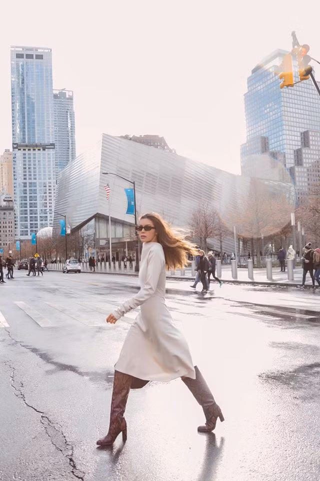 Minh Tú khoe dáng sành điệu với set đồ trắng thanh lịch trên đường phố New York. Minh Tú khoe dáng sành điệu với set đồ trắng thanh lịch trên đường phố New York.