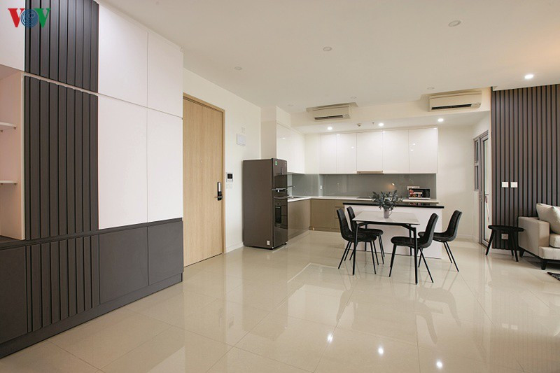 Mặc dù nội thất đơn giản và rất kiệm, do không gian và diện tích hạn chế, song căn hộ vẫn đầy đủ tiện nghi để phù hợp với cuộc sống hiện đại. Mặc dù nội thất đơn giản và rất kiệm, do không gian và diện tích hạn chế, song căn hộ vẫn đầy đủ tiện nghi để phù hợp với cuộc sống hiện đại.