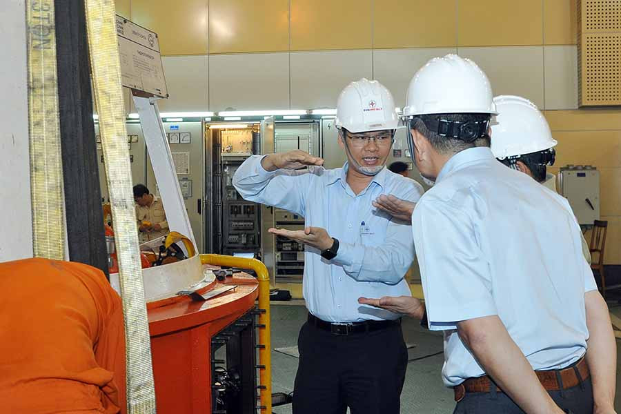 Giám đốc Công ty Đoàn Tiến Cường (bìa trái) chỉ đạo phương án xử lý tiếng gõ ổ đỡ của tổ máy H1 Nhà máy Thủy điện Ia Ly. Ảnh: Đ.Y