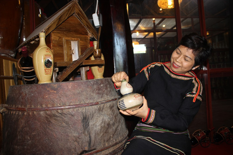 Bà Lê Thị Lý nhiều năm nay thường xuyên đồng hành với người Ê Đê trong việc bảo tồn nghề dệt thổ cẩm. Ảnh: LX Bà Lê Thị Lý nhiều năm nay thường xuyên đồng hành với người Ê Đê trong việc bảo tồn nghề dệt thổ cẩm. Ảnh: LX