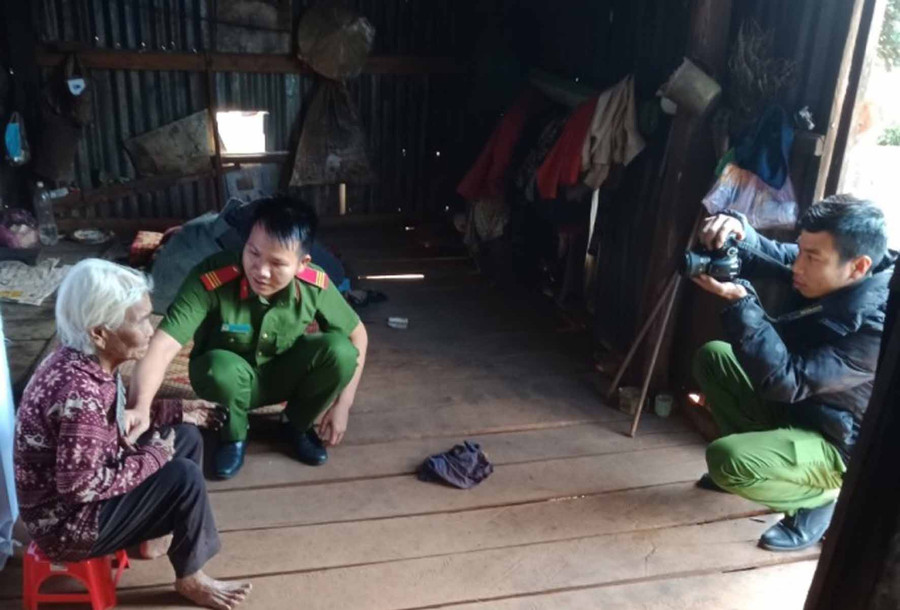 Cán bộ, chiến sỹ Công an huyện trực tiếp đến nhà dân làm thủ tục cấp chứng minh nhân dân cho công dân. Ảnh: Hà Phương