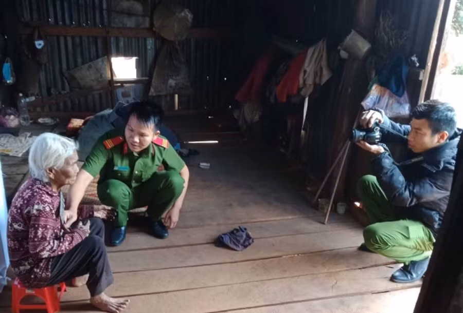 Cán bộ, chiến sỹ Công an huyện trực tiếp đến nhà dân làm thủ tục cấp chứng minh nhân dân cho công dân. Ảnh: Hà Phương