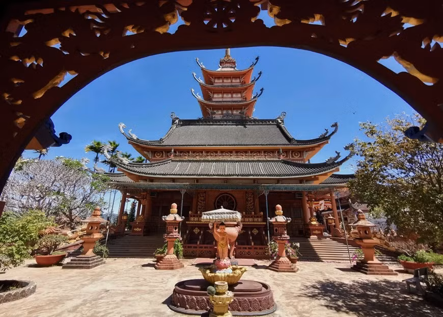  Với những dấu ấn mang phong cách riêng, kiến trúc của chùa Bửu Minh chính là sự kết hợp giữa hiện đại mà không mất đi phần cổ kính. (Ảnh: Thành Đạt/TTXVN)