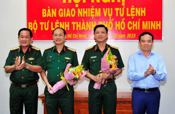 Trung tướng Võ Minh Lương (bìa trái) và Phó bí thư thường trực Thành ủy TP Trần Lưu Quang (bìa phải) chúc mừng thiếu tướng Nguyễn Trường Thắng và thiếu tướng Nguyễn Văn Nam - Ảnh: SGGP