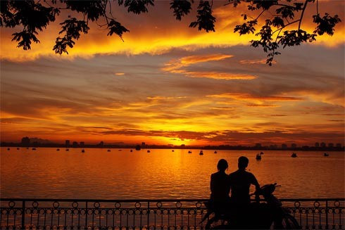 Đắm chìm trong không gian lãng mạn của Hồ Tây ngày Valentine. Ảnh: ST. 