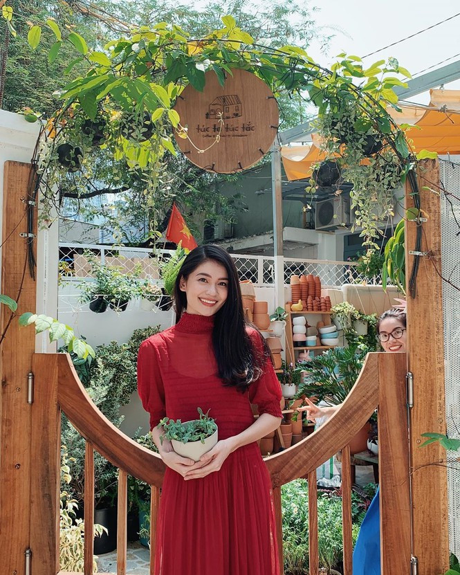 Á hậu Thuỳ Dung chia sẻ với fans thú vui mới của cô đó là trồng cây.