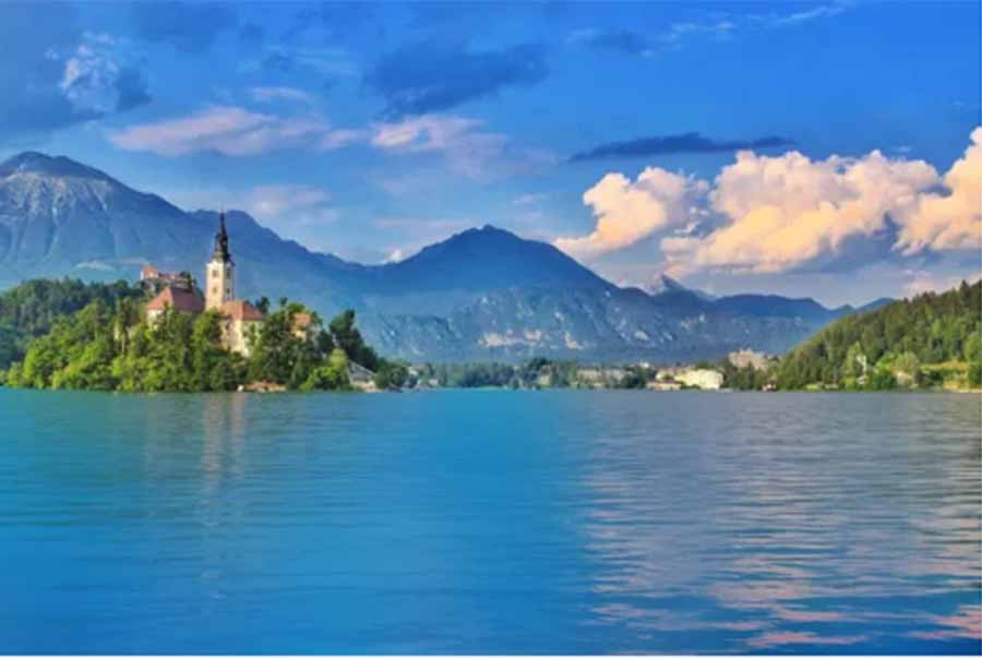 Hồ Bled ở Slovenia. Ảnh: Adventurous Miriam