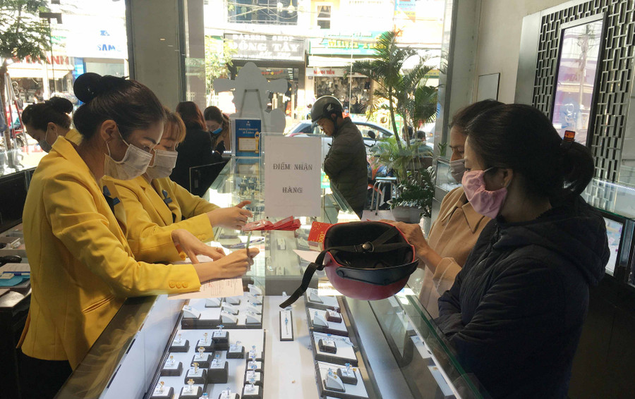 -Ngoài sắm vàng nhẫn, vàng miếng để cất trữ, nhiều người chọn vàng trang sức để đeo trên người hy vọng may mắn luôn bên mình. Ảnh: Vũ Thảo