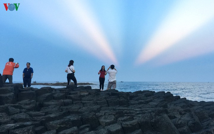 Du khách chụp ảnh tại Gành Đá Đĩa (Phú Yên)