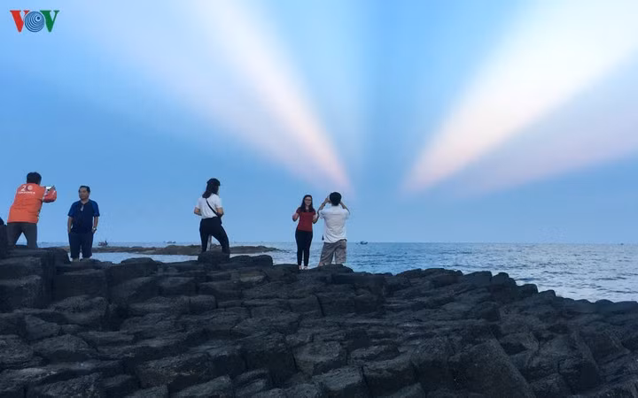 Du khách chụp ảnh tại Gành Đá Đĩa (Phú Yên)