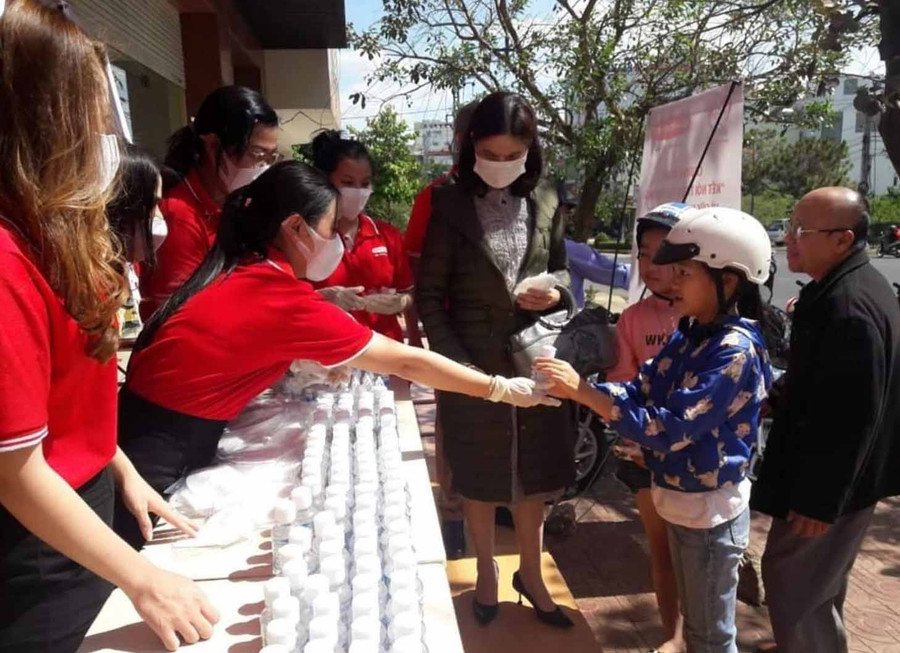  Tặng khẩu trang và dung dịch rửa tay cho người dân. Ảnh: Nguyễn Hồng 