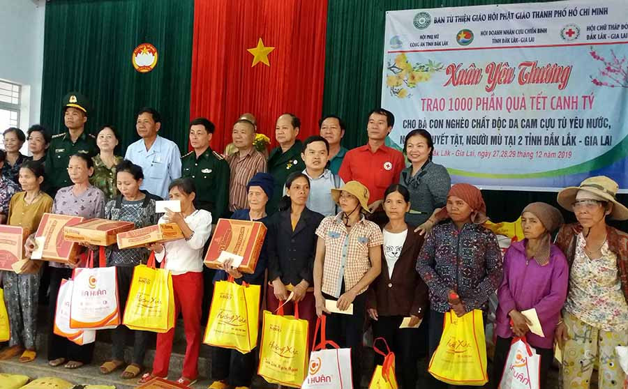  Hội Chữ thập đỏ tỉnh phối hợp với Ban từ thiện Giáo hội Phật giáo Việt Nam TP. Hồ Chí Minh tặng quà Tết cho người dân trong chương trình “Xuân yêu thương”. Ảnh: NHƯ Ý