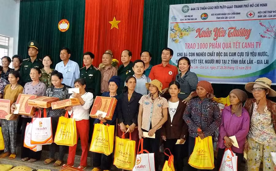  Hội Chữ thập đỏ tỉnh phối hợp với Ban từ thiện Giáo hội Phật giáo Việt Nam TP. Hồ Chí Minh tặng quà Tết cho người dân trong chương trình “Xuân yêu thương”. Ảnh: NHƯ Ý