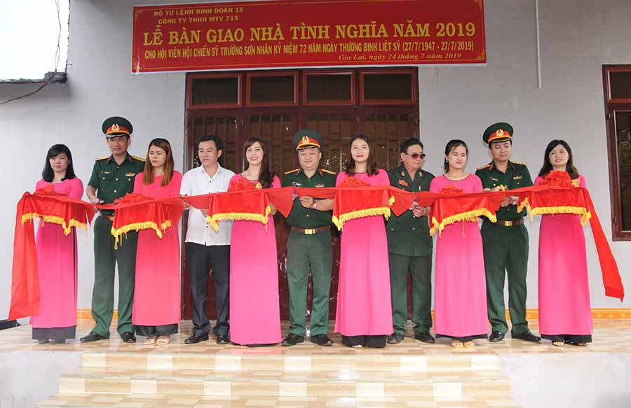 Lãnh đạo Binh đoàn 15 trao nhà tình nghĩa cho hội viên Hội Chiến sĩ Trường Sơn. Ảnh: VĨNH HOÀNG
