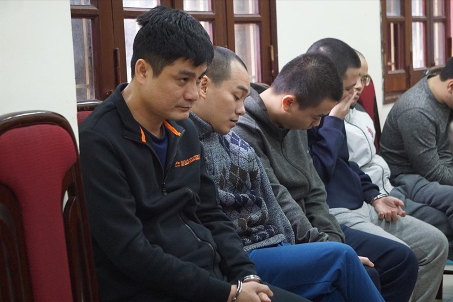 Phí Văn Huấn (ngoài cùng) - trùm đường dây cá cược nghìn tỉ qua trang powgs.com.