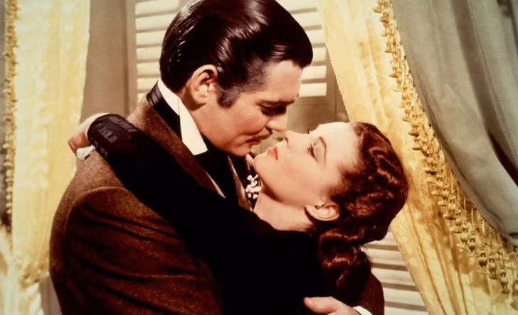 "Cuốn theo chiều gió" là bộ phim màu đầu tiên giành giải Oscar cho Phim hay nhất năm 1940. Chỉ 2 năm trước đó, bộ phim "A Star Is Born" là bộ phim đầu tiên được đề cử cùng hạng mục. Cho đến năm 1965, tất cả 5 bộ phim được đề cử Phim hay nhất đều là những bộ phim màu.