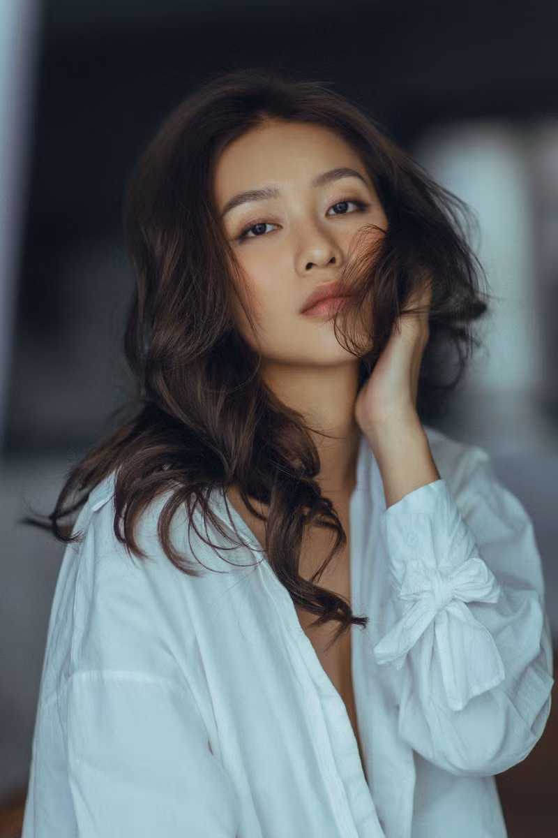 Đây cũng là bộ ảnh đầu tiên của nữ ca sĩ - diễn viên sinh năm 1997 trong năm 2020, bước đầu cho quá trình “lột xác” hình ảnh bản thân ở năm mới. Đây cũng là bộ ảnh đầu tiên của nữ ca sĩ - diễn viên sinh năm 1997 trong năm 2020, bước đầu cho quá trình “lột xác” hình ảnh bản thân ở năm mới.