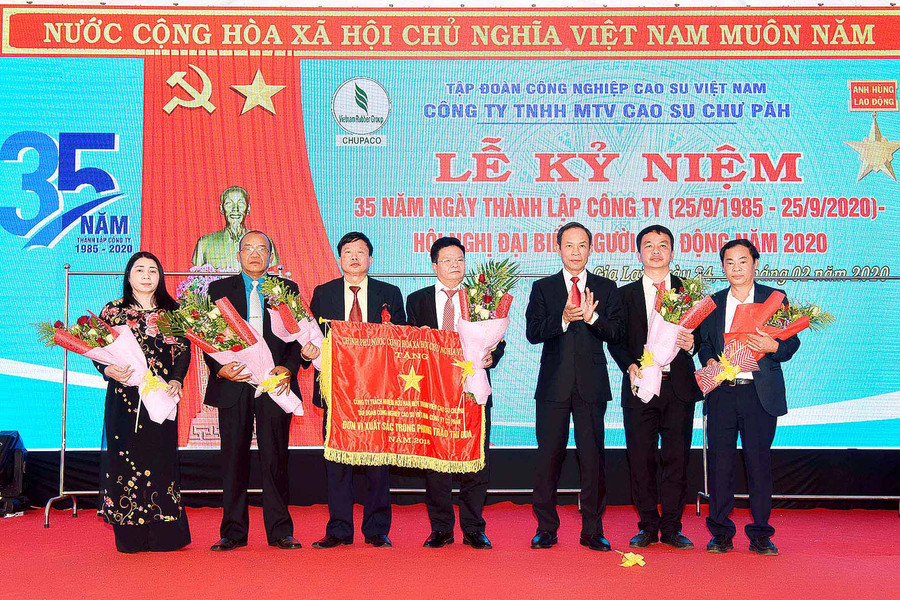 Thừa ủy quyền của Thủ tướng Chính phủ, ông Trần Ngọc Thuận-Chủ tịch HĐQT Tập đoàn Công nghiệp Cao su Việt Nam trao cờ thi đua xuất sắc của Chính phủ cho Công ty TNHH một thành viên Cao su Chư Pah. Ảnh: Đức Thụy