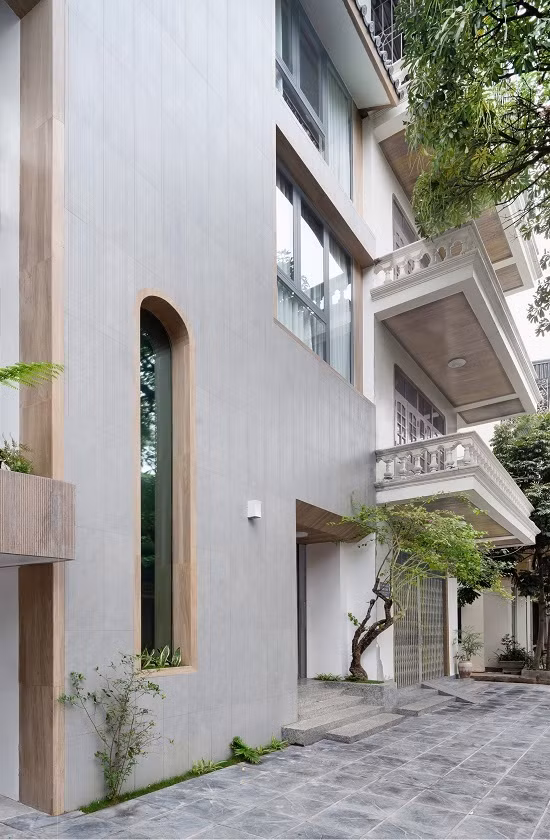 Thiết kế giúp căn nhà dù lớn hơn hẳn các công trình xung quanh nhưng vẫn hòa hợp với bối cảnh.