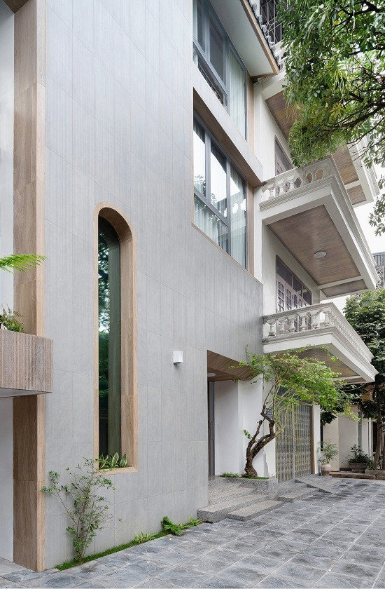 Thiết kế giúp căn nhà dù lớn hơn hẳn các công trình xung quanh nhưng vẫn hòa hợp với bối cảnh. Thiết kế giúp căn nhà dù lớn hơn hẳn các công trình xung quanh nhưng vẫn hòa hợp với bối cảnh.