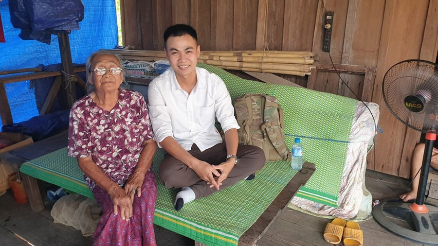 Ở tuổi 83 nhưng bà bà H’Hốt Knul (bên trái ảnh - PV) vẫn còn minh mẫn. Bà khoe, hằng ngày nhờ uống rượu Amakong nên xương cốt dẻo dai. Ở tuổi 83 nhưng bà bà H’Hốt Knul (bên trái ảnh - PV) vẫn còn minh mẫn. Bà khoe, hằng ngày nhờ uống rượu Amakong nên xương cốt dẻo dai.