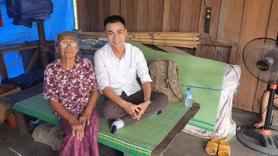  Ở tuổi 83 nhưng bà bà H’Hốt Knul (bên trái ảnh - PV) vẫn còn minh mẫn. Bà khoe, hằng ngày nhờ uống rượu Amakong nên xương cốt dẻo dai.