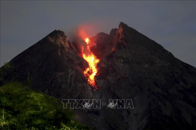 Núi lửa Merapi ở tỉnh Trung Java, Indonesia, phun nham thạch. Ảnh tư liệu: THX/TTXVN