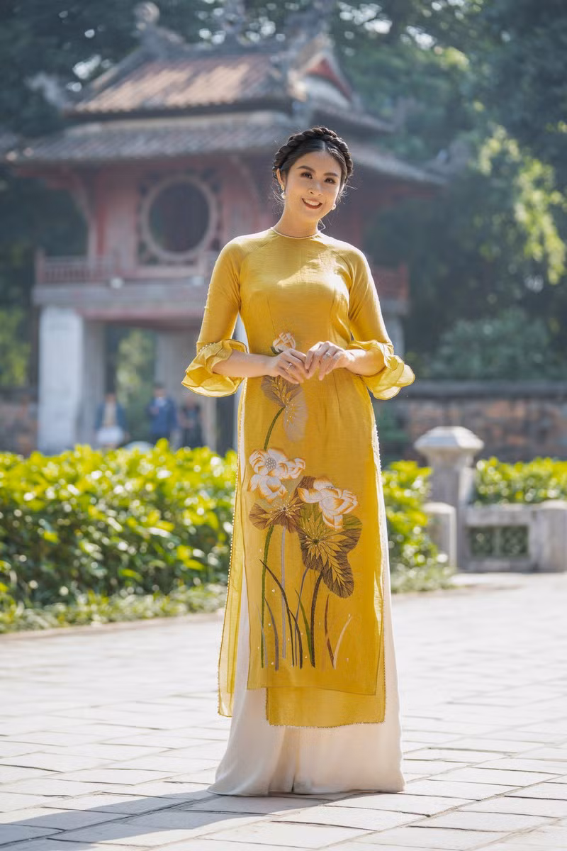Bên cạnh những mẫu áo dài nhung, Hoa hậu Ngọc Hân còn cho ra mắt một số mẫu áo dài lụa thêu hoa nữ tính. 